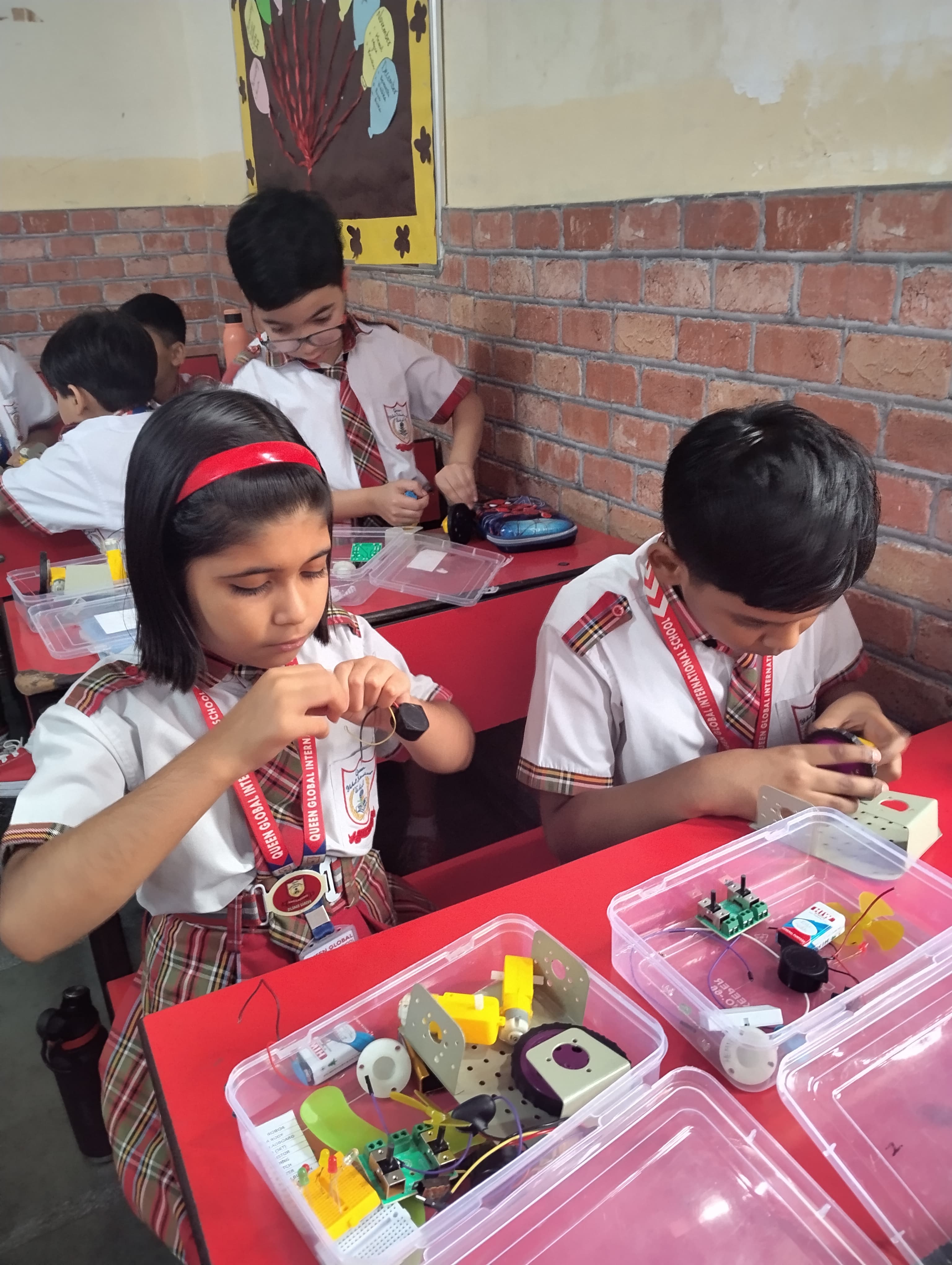 Kids building robots